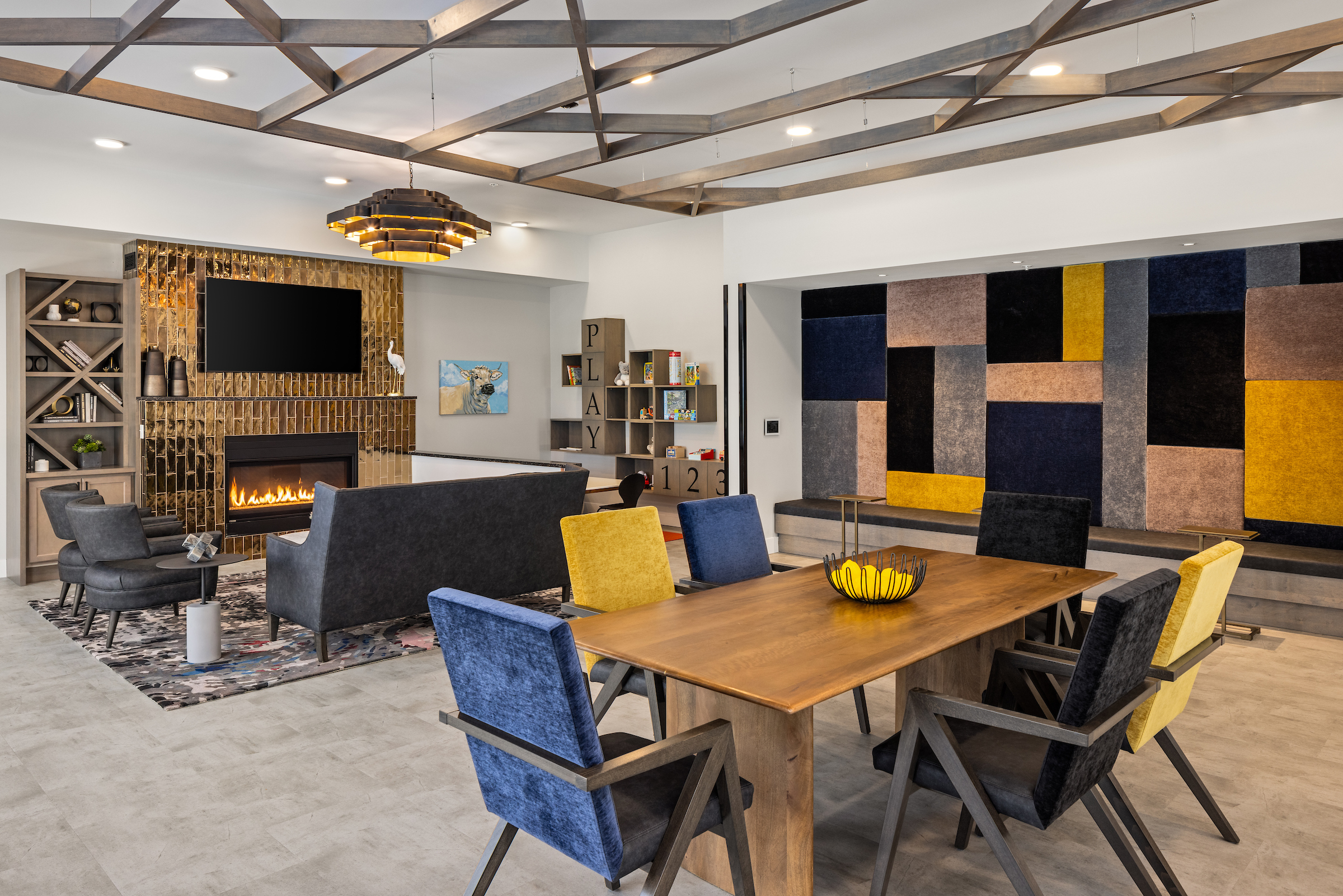 Slate apartments resident clubhouse lounge with modern furnishings and seating.